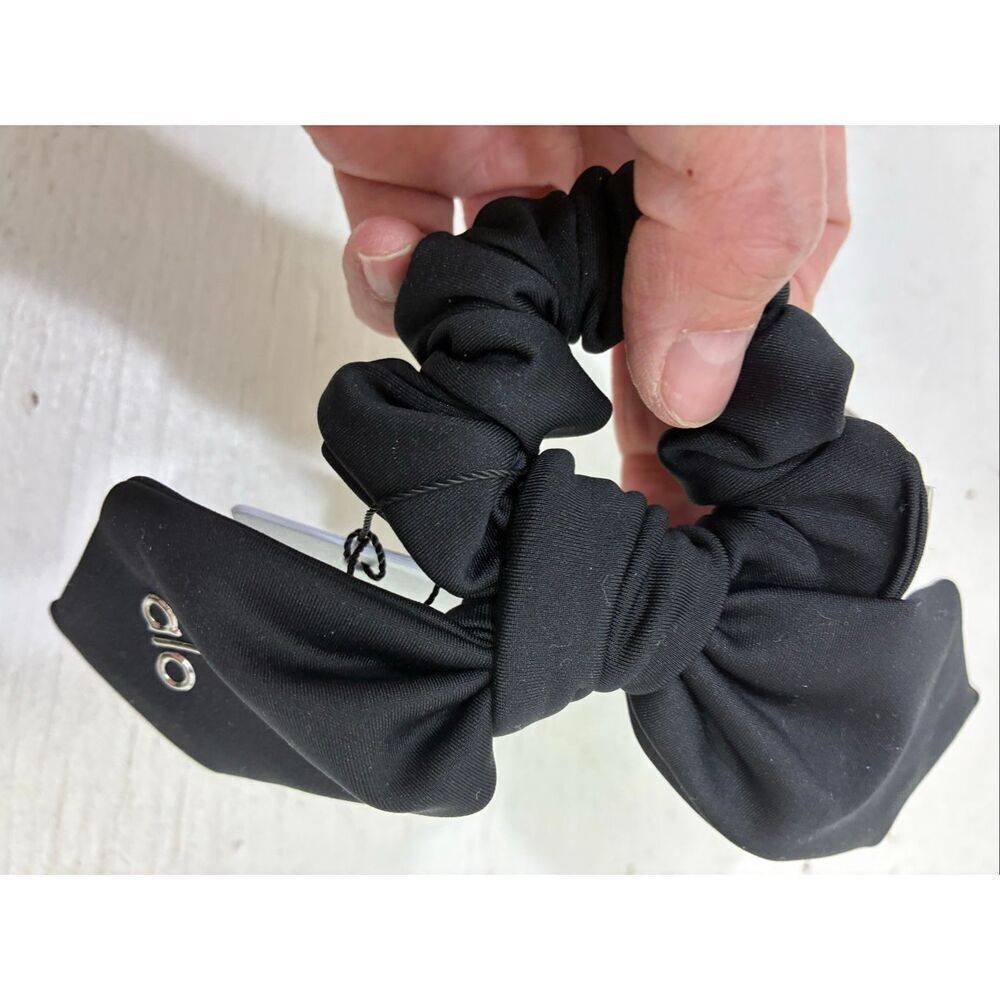 ALO NWT Accolade Scrunchie in Black One Size - Picture 3 of 4